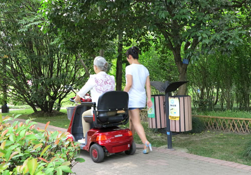 代步车让老年人走更远,更安全
